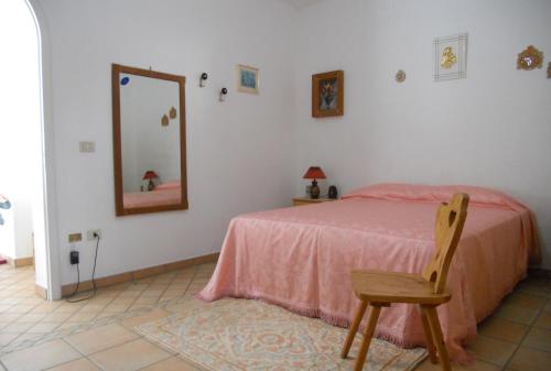 パトゥにあるLa casa di Angelaのベッドルーム1室(ベッド1台、椅子、鏡付)