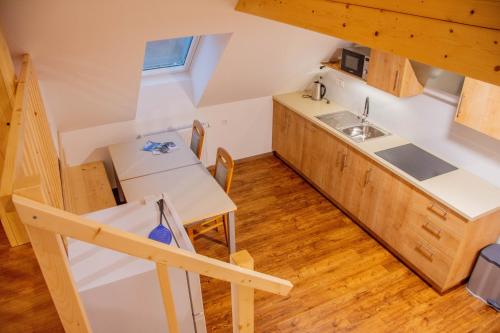 een keuken en eetkamer met een tafel en een wastafel bij Farmhouse Soklic in Bohinj