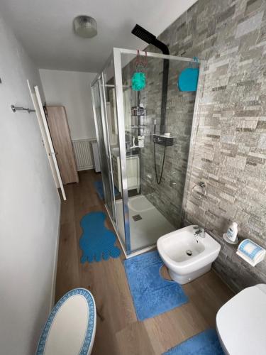 Ванна кімната в Palazzo Cervesato Appartamento: Maria Luisa