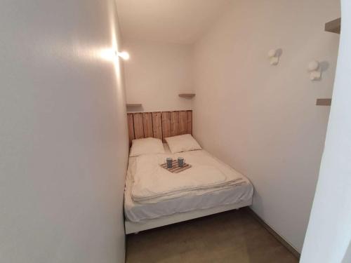 - une petite chambre avec un petit lit d'angle dans l'établissement Studio cabine 4 couchages, Saint-Jean-de-Monts, balcon, parking, à 2 pas de l'océan - FR-1-224C-194, à Saint-Jean-de-Monts