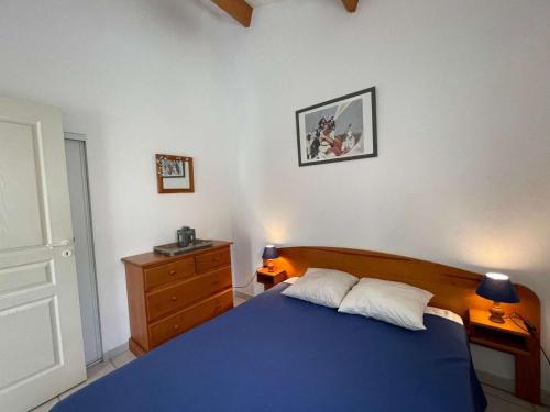 - une chambre avec un lit bleu et 2 oreillers dans l'établissement Charmante maison avec jardin, parking, piscines chauffées à 2 pas de l'océan - St Jean de Monts - FR-1-224C-46, à Saint-Jean-de-Monts