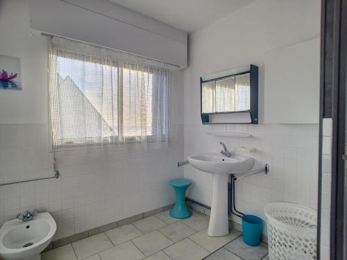 une salle de bain blanche avec un lavabo et des toilettes dans l'établissement Villa avec jardin et accès direct plage, terrasse, 5 chambres, 2 salles d'eau, wifi, parking - FR-1-361-132, à Saint-Pair-sur-Mer