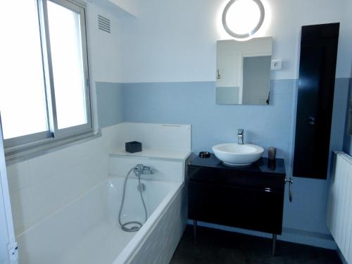 une salle de bain avec une baignoire et un lavabo et une baignoire dans l'établissement Appartement T3 Centre Arcachon, Vue Bassin, Parking, Animaux OK, Wifi - FR-1-374-74, à Arcachon