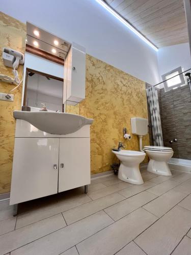 La salle de bains est pourvue d'un lavabo et de toilettes. dans l'établissement Casa Planet, à Montalbano Ionico