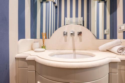 een badkamer met een wastafel en een spiegel bij Central and Roomy near the Station and Duomo - HomeUnity in Florence