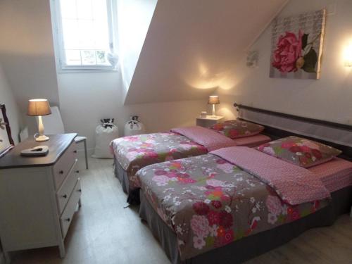 1 dormitorio con 2 camas, mesa y 2 lámparas en Gîte Moderne 10 Pers. en Touraine avec Jardin, WiFi, Près de la Vienne et Vignobles de Chinon - FR-1-381-395, en Cravant-les-Coteaux