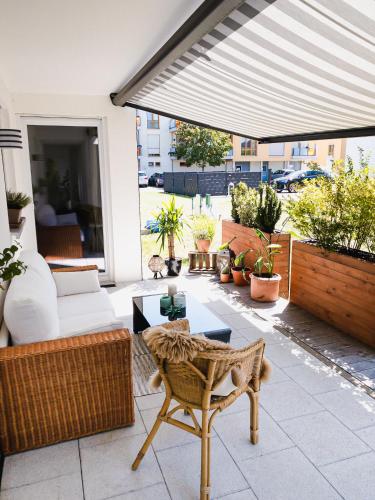 a patio with a couch and a table at Exklusiv 72qm FeWo im Herzen Detmolds, Terrasse und kostenloser Parkplatz in Detmold