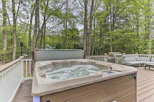 Fotografie z fotogalerie ubytování Updated Stroudsburg Home with Spacious Deck! v destinaci Stroudsburg