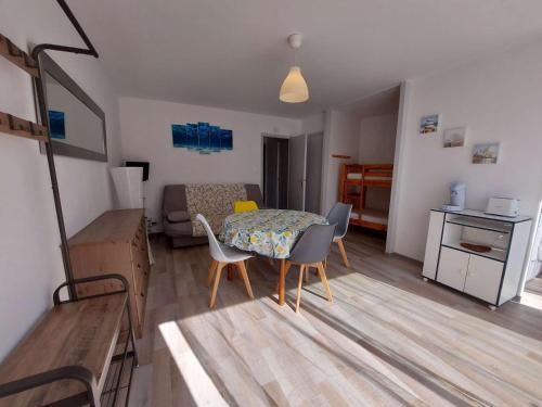 - un petit salon avec une table et des chaises dans l'établissement Appartement lumineux 4-6 pers avec terrasse, parking et cuisine équipée à Marseillan - FR-1-326-502, à Marseillan