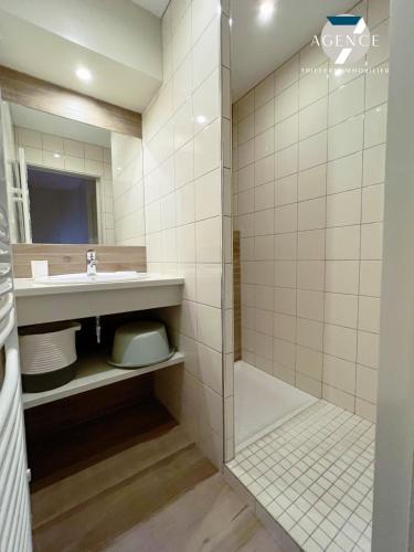 une salle de bain avec un lavabo et une douche dans l'établissement THE BLUE GOLF, à Sainte-Maxime