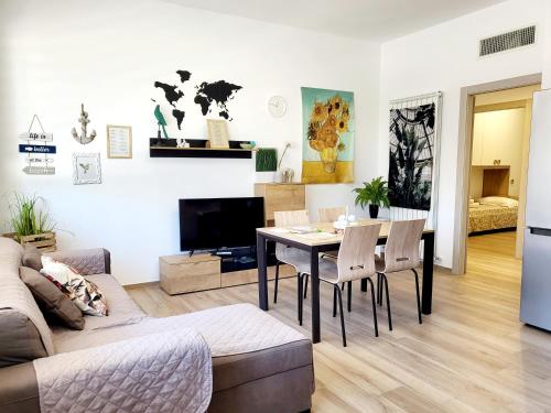 ein Wohnzimmer mit einem Tisch und einem Sofa in der Unterkunft Itaca in Lido di Fermo
