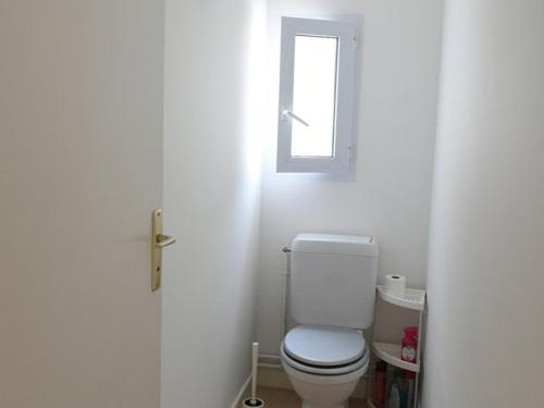 アル・アン・レにあるMaison Ars-en-Ré, 4 pièces, 6 personnes - FR-1-434-8の白いバスルーム(トイレ、窓付)