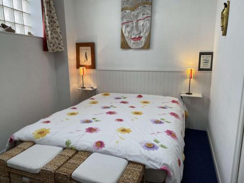 - une petite chambre avec un lit fleuri dans l'établissement Bel appartement 3 pièces proche plage des Dames à Noirmoutier - FR-1-224B-179, à Noirmoutier-en-l'lle