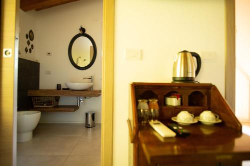 uma casa de banho com um lavatório, um WC e um espelho. em Ca' Ottantanove em Mestre
