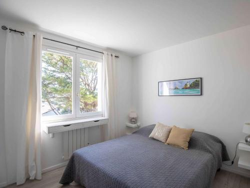 1 dormitorio con cama y ventana en Appartement Saint-Jean-de-Luz, 2 pièces, 4 personnes - FR-1-4-524, en San Juan de Luz