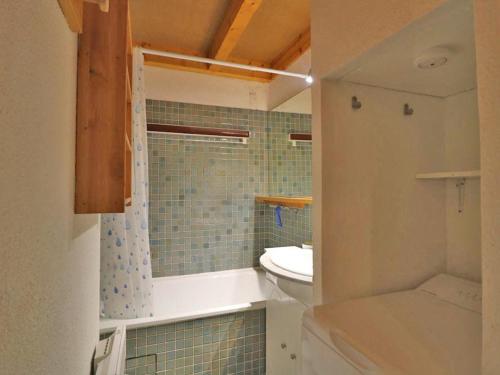 Baño pequeño con lavabo y aseo en Studio Montvalezan-La Rosière, 1 pièce, 6 personnes - FR-1-398-550 en La Rosière