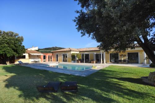 une maison avec une cour et une piscine dans l'établissement Villa Hameau de Signargues, entre Avignon - Pont du Gard et Uzes, à Domazan