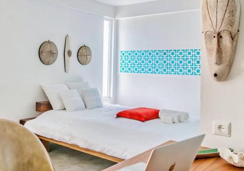 1 dormitorio con 1 cama con ordenador portátil en Contemporary Private Studio with Pool and Kitchen en Beira