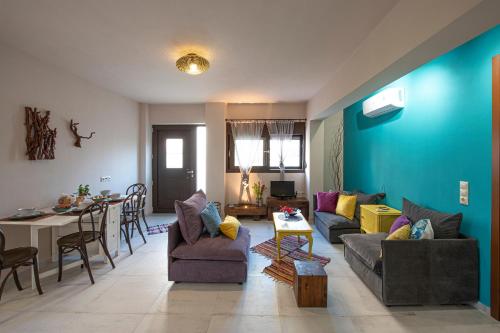 un salon avec deux canapés et une table dans l'établissement Colored Dreams, à Bridgeport