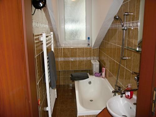 y baño pequeño con lavabo y bañera. en Apartmán Dr. Engla, en Karlovy Vary