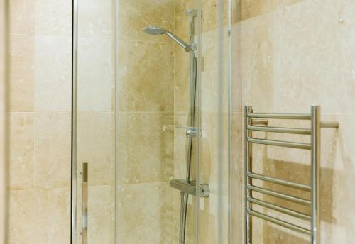 eine Duschkabine mit einer Glastür und einer Dusche in der Unterkunft Luxury 1 Bed Flat, Spectacular Views Of Bath in Bath