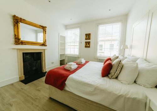 una camera da letto con un grande letto e un camino di Luxury 1 Bed Flat, Spectacular Views Of Bath a Bath