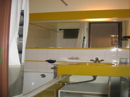 ラ・プラーニュにあるAppartement La Plagne, 2 pièces, 4 personnes - FR-1-353-45のバスルーム(洗面台、鏡付)