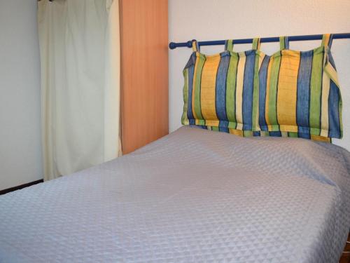 une chambre avec un lit avec une couette bleue dans l'établissement Maison Familiale 4 Couchages avec Piscine à 700m de la Plage, Argelès-sur-Mer - FR-1-225-619, à Argelès-sur-Mer