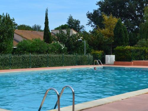 une grande piscine avec une personne dans l'eau dans l'établissement Maison Familiale 4 Couchages avec Piscine à 700m de la Plage, Argelès-sur-Mer - FR-1-225-619, à Argelès-sur-Mer