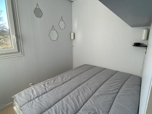 una camera con un letto in una stanza con una finestra di Appartement La Roche-Posay, 2 pièces, 3 personnes - FR-1-541-20 a La Roche-Posay