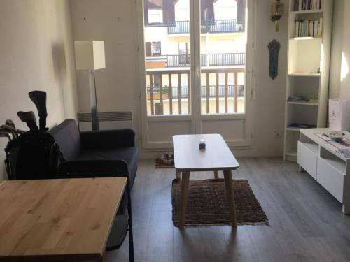 un salon avec une table et un canapé dans l'établissement Cabourg: Appartement bord de mer, balcon, internet, parking - FR-1-487-313, à Cabourg