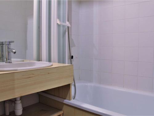 La salle de bains est pourvue d'un lavabo et d'une baignoire. dans l'établissement Appartement Risoul, 1 pièce, 4 personnes - FR-1-330-503, à Risoul