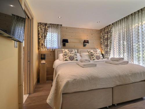 1 dormitorio con 1 cama grande y TV en Chalet Les Gets, 8 pièces, 14 personnes - FR-1-627-1 en Les Gets