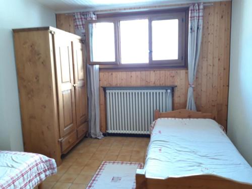 a small room with two beds and a window at Appartement Albiez-Montrond, 2 pièces, 5 personnes - FR-1-618-7 in Albiez-Montrond
