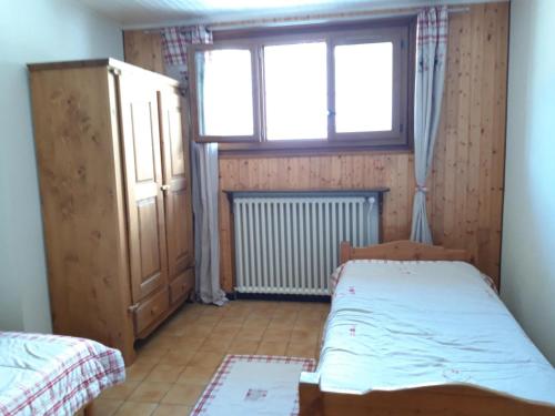 Appartement Albiez-Montrond, 2 pièces, 5 personnes - FR-1-618-7 tesisinde bir odada yatak veya yataklar