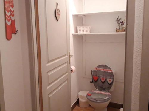 Elle comprend une petite salle de bains pourvue de toilettes et d'un siège en bois. dans l'établissement Spacieux appartement 3* à 300m des pistes et commerces, balcon sud, parking, fin de séjour inclus - FR-1-618-1, à Albiez-Montrond
