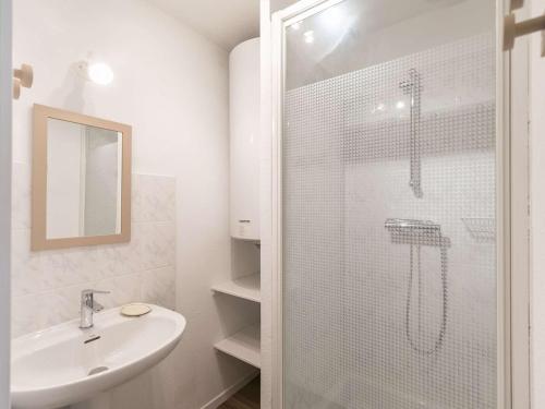 une salle de bain blanche avec une douche et un lavabo dans l'établissement T3 calme, 6 pers, terrasse, tout équipé - FR-1-402-117, à Esquièze - Sère
