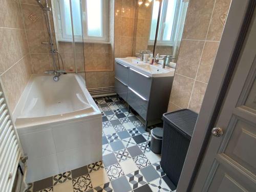 une salle de bain avec une baignoire et un lavabo et une baignoire dans l'établissement Appartement jardin, terrasse, parking privé, à 10 min de la plage, proche centre Bénodet - FR-1-481-114, à Bénodet