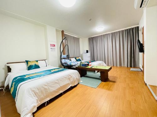 a bedroom with a bed and a table in it at 福宿 Fukuinn 302号室 in Takamatsu