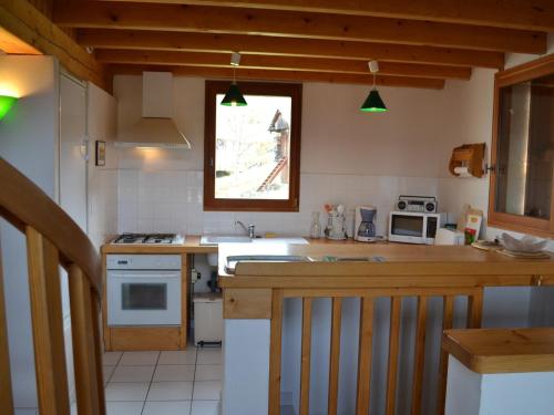une cuisine avec un évier et un plan de travail dans l'établissement Chalet confortable 2* avec poêle à granulés et jardin, accepte animaux - FR-1-618-16, à Albiez-Montrond