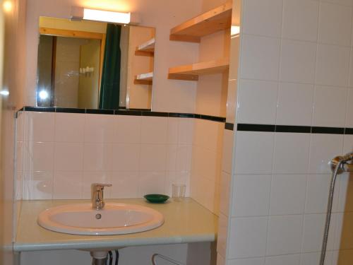 une salle de bain avec un lavabo et un miroir dans l'établissement Chalet confortable 2* avec poêle à granulés et jardin, accepte animaux - FR-1-618-16, à Albiez-Montrond