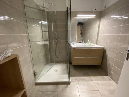 a bathroom with a shower and a sink at Marina 5P avec piscine et terrasses, 4 chambres, clim, parking, proche plage et commerces, Port Barcarès - FR-1-81-554 in Le Barcarès