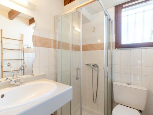 une salle de bain avec un lavabo et une douche dans l'établissement Maison 6 pers. à Biscarrosse Plage - Proche mer, quartier calme, cour fermée, tout confort - FR-1-521-202, à Biscarrosse