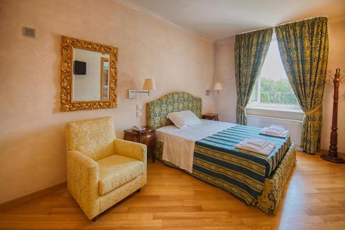 - une chambre avec un lit, une chaise et un miroir dans l'établissement Domus Stella Maris - Casa per Ferie, à Ancône