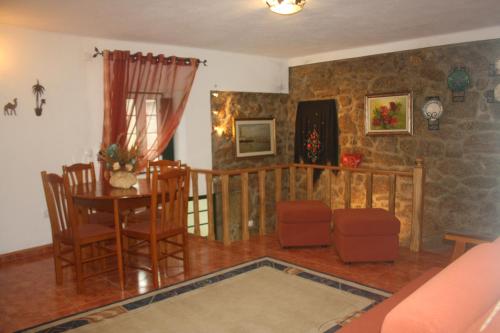 a living room with a table and chairs at Casa do Miradouro in Monsanto