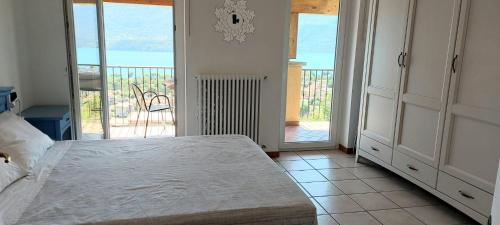 Un pat sau paturi într-o cameră la My Holidays - Residenza Il Poggio