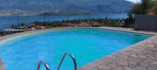 VercanaにあるMy Holidays - Residenza Il Poggioの水辺の景色を望む大型スイミングプール