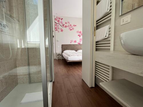 uma casa de banho com um chuveiro e um lavatório. em Agritur Fiore d'Ulivo em Riva del Garda