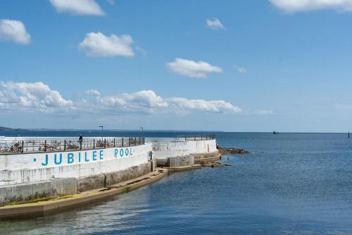 Camilla House Guest House في بينزانس: مسطح مائي كبير عليه لافتة مكتوب عليها "يوبيل برو"