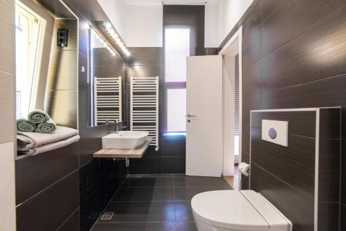 La salle de bains est pourvue de toilettes et d'un lavabo. dans l'établissement Agape Apartments, à Zagreb
